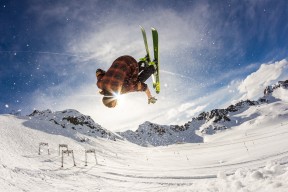 开云体育2026-F1街道赛之夜，卡塞米罗硬仗之王，当轮胎尖叫划破寂静，当意志在弯角淬火成钢