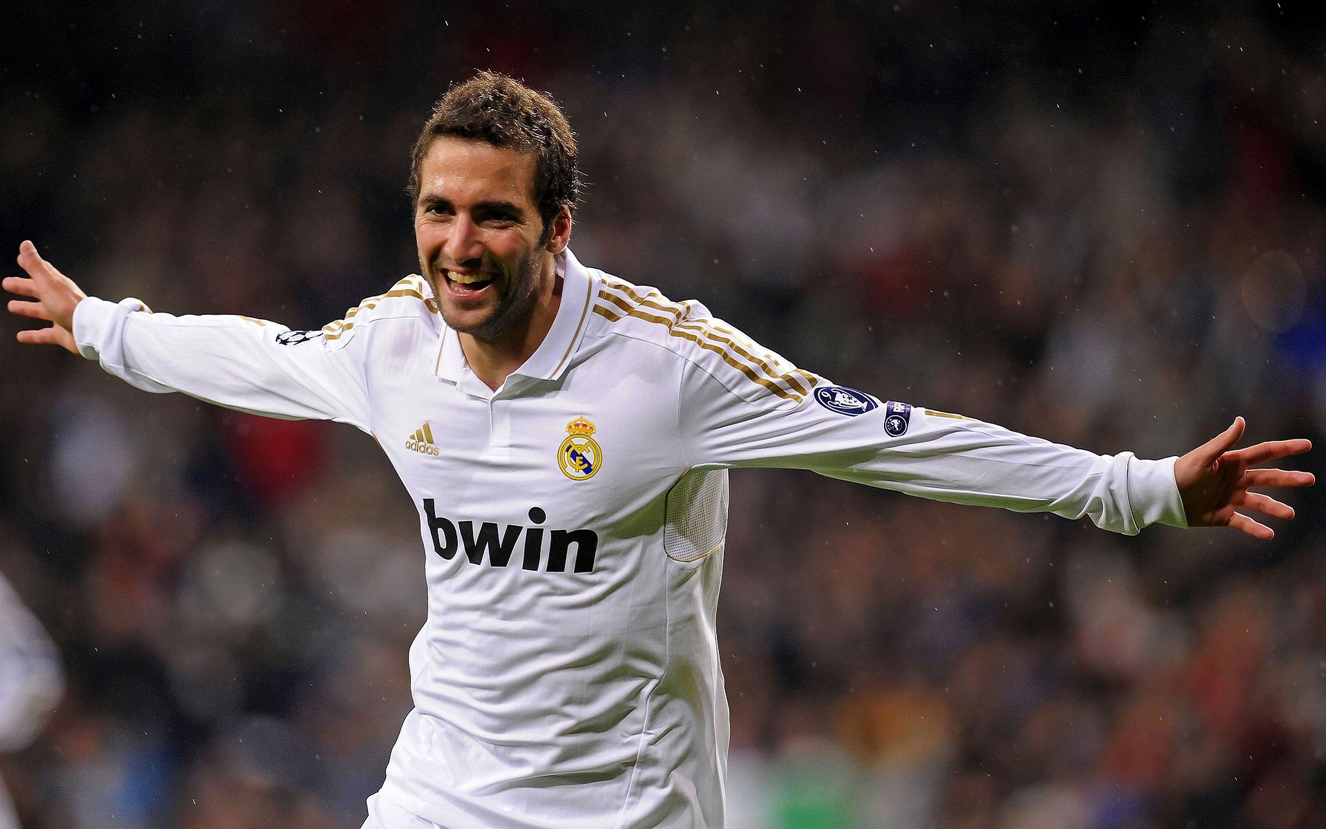 喀麦隆踏平佛罗伦萨，阿劳霍在年度焦点之战接管比赛