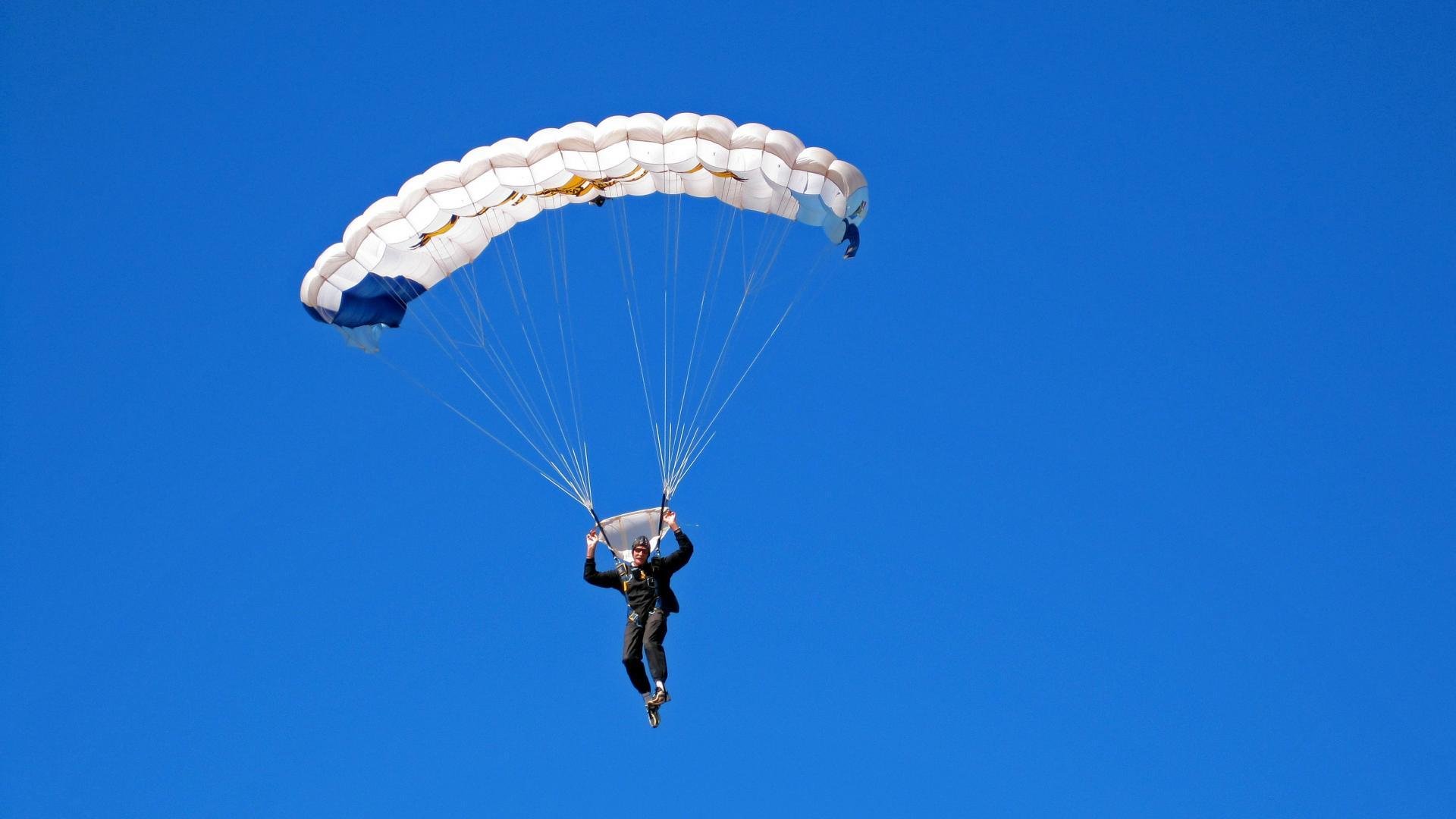 骑士斩落上海队，当季后赛的硝烟遇上跨文化的篮球想象